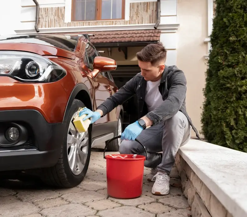 Lavage auto à domicile Chantemerle-lès-Grignan : professionnel intervenant sur un véhicule
